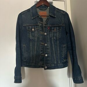 Levi’s women’s denim trucker jacket dark indigo wash size s